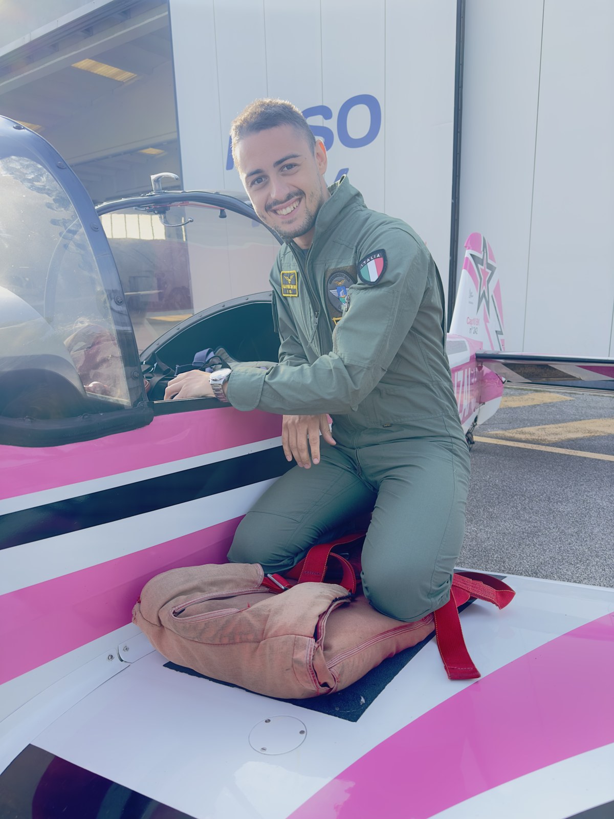 Simone Giavoni a bordo di un aereo acrobatico